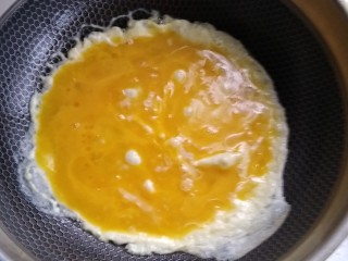 2、鸡蛋炒西红柿,倒少量食用油，将油烧轻微翻滚。，倒入鸡蛋液。全部凝固后即可捣碎，盛出备用。记住，要用大火。