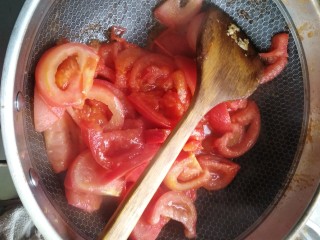 3、鸡蛋炒西红柿,再都是适量的食用油烧至轻微翻滚后倒入西红柿翻炒。