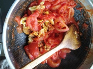4、鸡蛋炒西红柿,西红柿翻炒至轻微出水即可倒入鸡蛋，一起翻