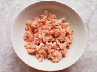 1、藕夹肉,准备好肉馅。