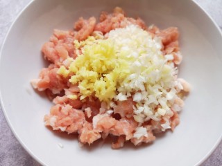 2、藕夹肉,葱姜切碎放在肉馅上。