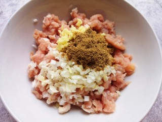 3、藕夹肉,放上十三香。