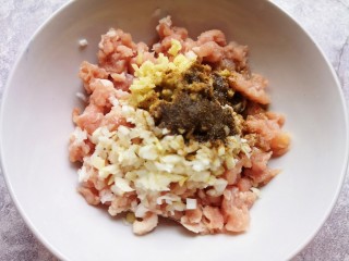 4、藕夹肉,炒锅内倒适量的食用油烧热，浇在十三香上面激出香味。