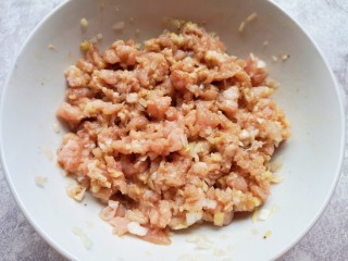 5、藕夹肉,搅拌均匀，让肉馅静置一会儿。