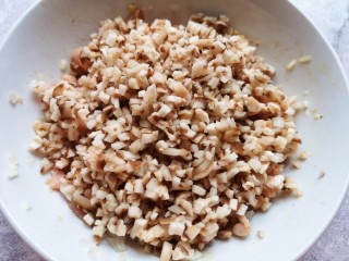 7、藕夹肉,放在肉馅里面搅拌均匀。