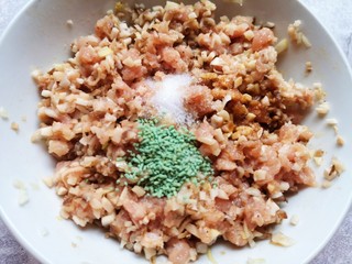 8、藕夹肉,放味极鲜酱油、香油、盐和蔬之鲜搅拌均匀。