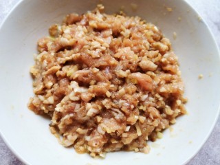 9、藕夹肉,肉馅完成，放在一边备用。