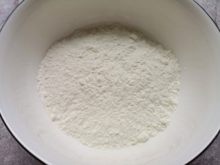 10、藕夹肉,开始调制炸糊，准备好面粉。