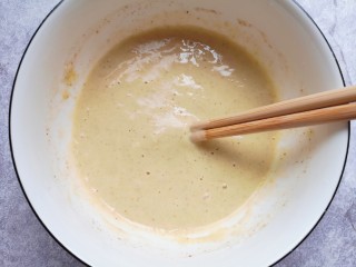 12、藕夹肉,搅拌均匀静置一会儿。