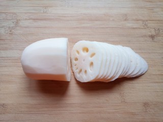 13、藕夹肉,莲藕洗干净去皮切成薄片。