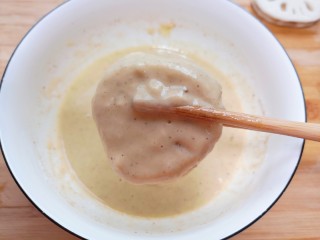16、藕夹肉,放进调好的炸糊里面裹上一层面糊。