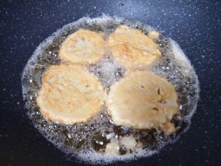 17、藕夹肉,炒锅内倒多一点食用油烧热，放入做好的藕夹，中火炸制。