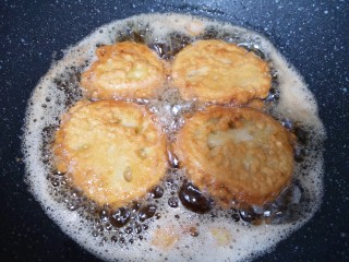 18、藕夹肉,中间多次翻动，炸至两面金黄捞出即可。