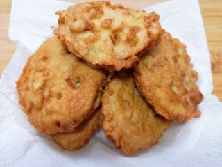 19、藕夹肉,盘子里铺上厨房用纸，放上炸好的藕夹吸一下多余的油分。