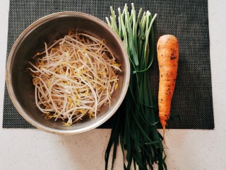 1、韭菜炒豆芽,食材准备好