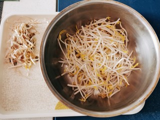 2、韭菜炒豆芽,豆芽菜去掉根部  