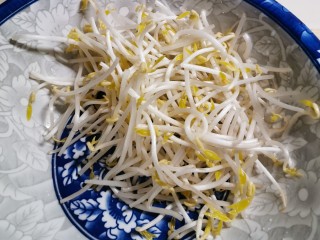 4、韭菜炒豆芽,控干水分