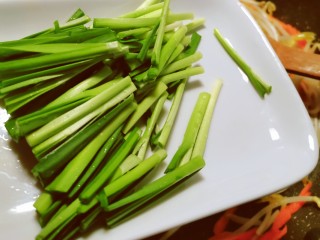 11、韭菜炒豆芽,放入韭菜根部翻炒