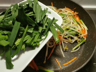 12、韭菜炒豆芽,再放入韭菜叶部 翻炒