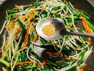 14、韭菜炒豆芽,放入鸡粉