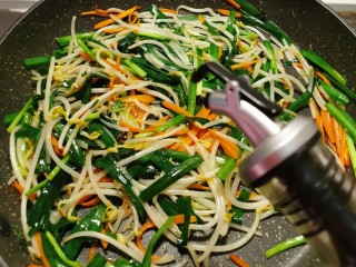15、韭菜炒豆芽,淋入芝麻油