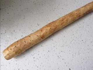 1、蓝莓酱润山药,把山药洗净,切成2块。锅内烧开水,下水煮2分钟,捞出来晾凉。