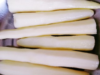 2、蓝莓酱润山药,用去皮刀刮去山药皮,放入水中。