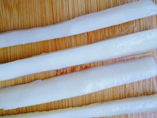 3、蓝莓酱润山药,放到菜板上切成条,注意~因为山药有黏液滑滑的小心切到手哦。