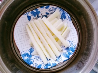 4、蓝莓酱润山药,放到盘子里上蒸锅蒸5分钟。