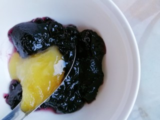 5、蓝莓酱润山药,蓝莓酱和蜂蜜加水调匀。