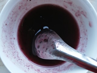 6、蓝莓酱润山药,调成这样就可以了。