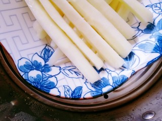 7、蓝莓酱润山药,山药蒸熟后稍微晾一会儿,倒出里面多余的水分。