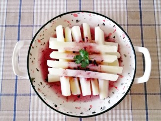 8、蓝莓酱润山药,把蓝莓酱根据自己的口味倒在山药上,这道菜就做好。