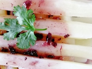 9、蓝莓酱润山药,这道菜营养丰富,做法简单,口味独特,软糯香甜。