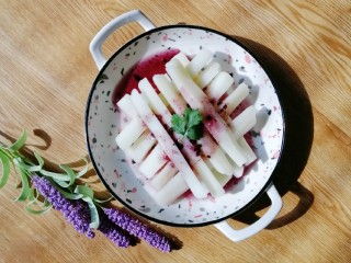 10、蓝莓酱润山药,对于经常熬夜看手机,脾胃不好的人好处多多哦!