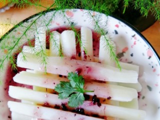 15、蓝莓酱润山药,学会了赶快做给家人尝尝吧。