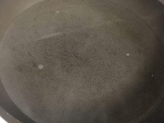 1、川北凉粉,取锅放入1.5L 水烧热待用