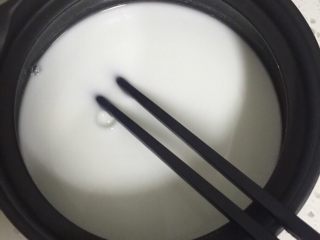 3、川北凉粉,打开豌豆淀粉，放入250g 水，搅拌均匀