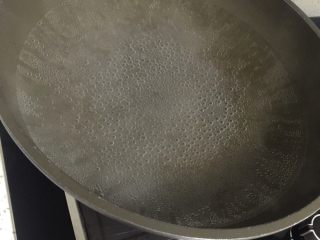 4、川北凉粉,水开后。倒入稀释好豌豆淀粉，迅速搅拌，成透明状态，关火，