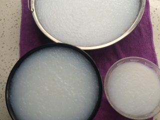 5、川北凉粉,导出容器装盘，待其冷透，最好过一夜放置冷却