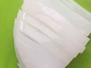 7、川北凉粉,取出需要吃的一部分，改刀装盘