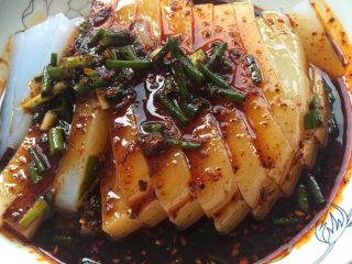 8、川北凉粉,放醋，生抽，白糖，辣椒油，香油，葱，味精。精盐，调匀，倒入