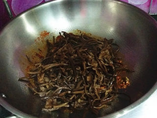 11、#菌类料理# 麻辣茶树菇干锅,倒入煮好的茶树菇、转大火翻炒均匀