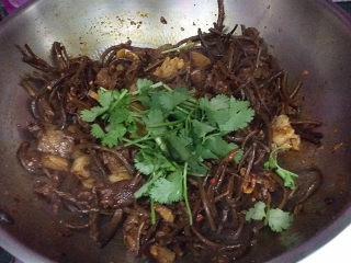 14、#菌类料理# 麻辣茶树菇干锅,再撒点芝麻和香菜增香增色