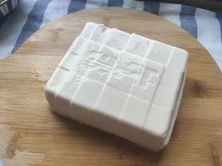 3、番茄豆腐汤,豆腐切小块