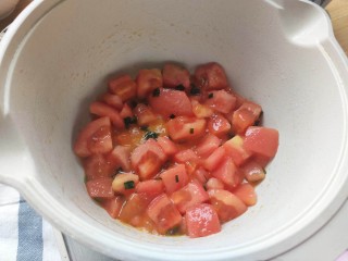 5、番茄豆腐汤,加入番茄翻炒2分钟