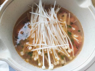 7、番茄豆腐汤,加入金针菇