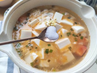 9、番茄豆腐汤,加入盐
