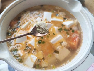 10、番茄豆腐汤,加入胡椒粉
