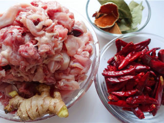 1、冷吃兔,材料准备。